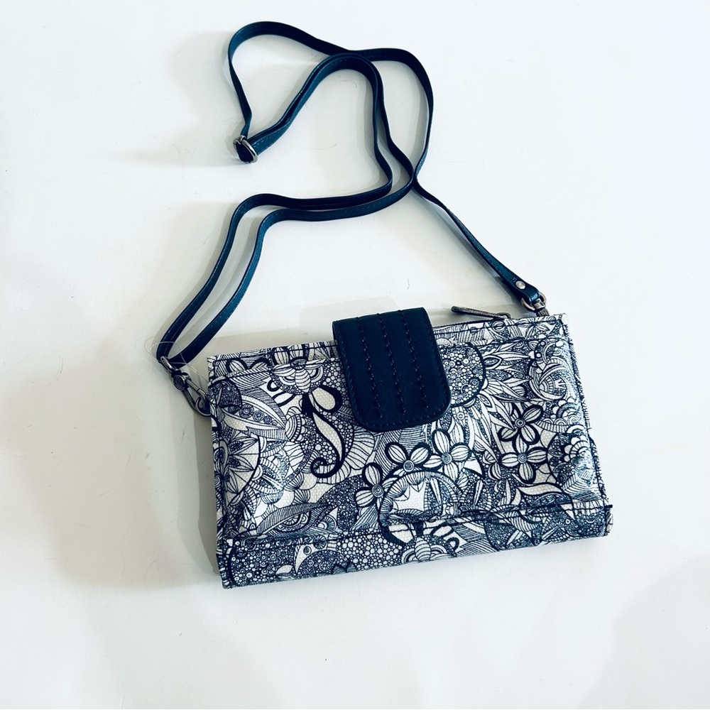 New Never Used Sakroots Crossbody Wallet Cell Phone Bag! Cute & Practical!